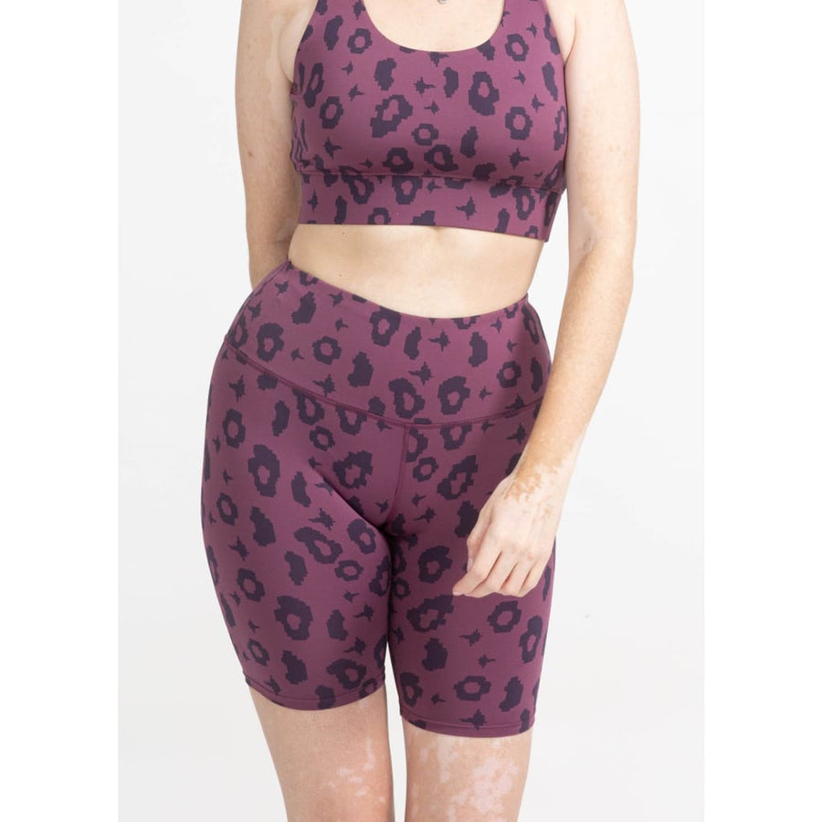 boochen eco-friendly bike shorts in lila leopard, sustainable fashion, sustainable leggings, shorts, nachhaltige shorts im lilac Leopard