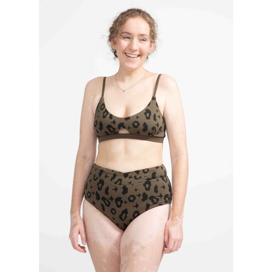 nachhaltige bikini top Diani green leopard moss, sustainable swimwear, reversible swimwear